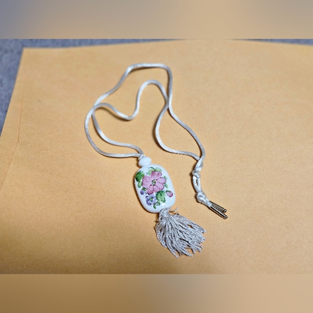 Avon 1977 vintage necklace handpainted floral
